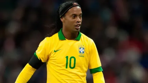 Ronaldinho returns to football with Ravenna