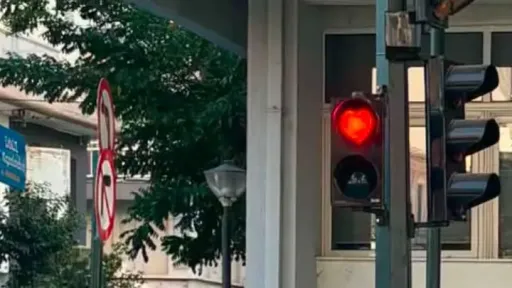 Dedeağaç introduces red heart pedestrian traffic lights