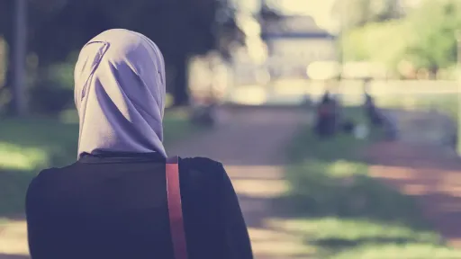 French women join headscarf protest