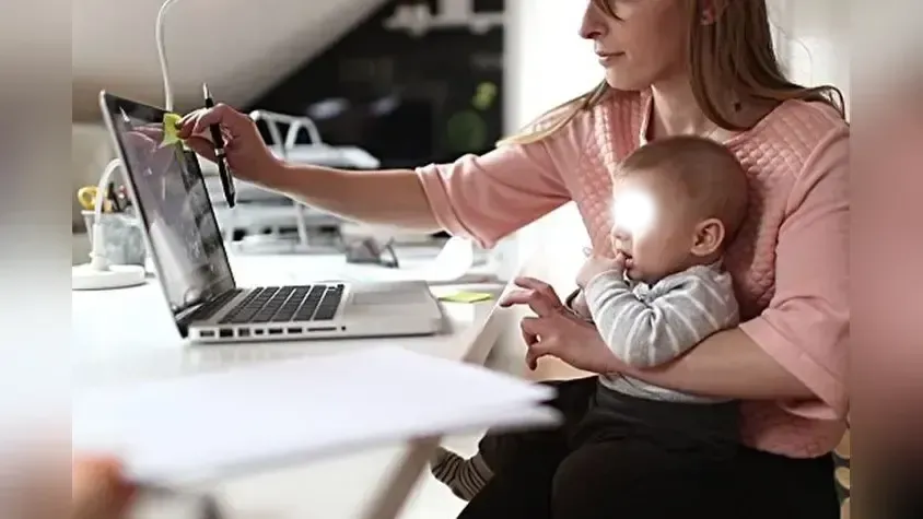 Greece expands €300 monthly childcare support to student mothers