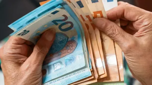 Greece to introduce €500 Christmas bonus for public workers