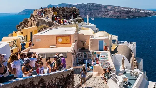 Turkish tourists pour into Greek islands despite Aegean tensions