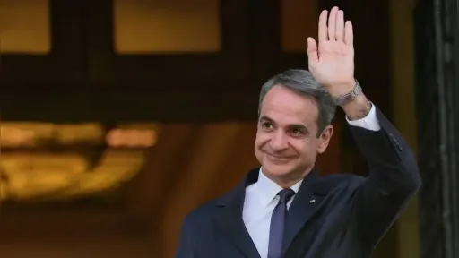 Mitsotakis reiterates push for single-party government, rules out coalition scenarios