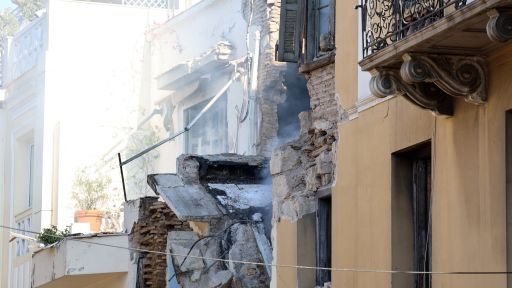 Explosion in Athens’ Plaka shatters windows as hotel guests flee in panic