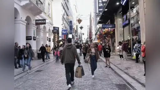 Greek households spent an average of €1,820 per month in 2025, ELSTAT says
