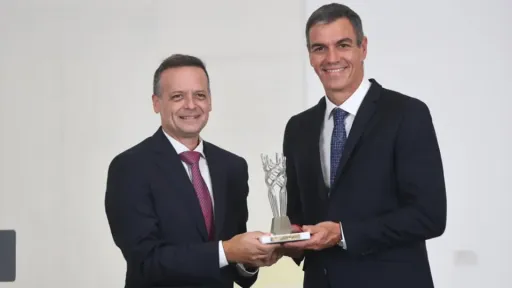 Spanish PM Sanchez receives Athens democracy award