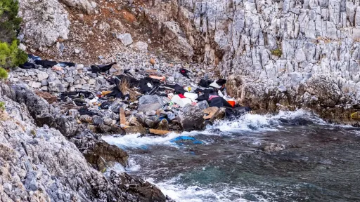 12 migrants killed in two shipwrecks in the Aegean