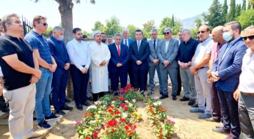 Turkish Deputy Minister of Foreign Affairs visits the grave of the late Mufti Mete