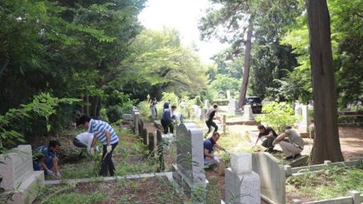 Graves of Islamic and Turkish elders were flowered in Japan