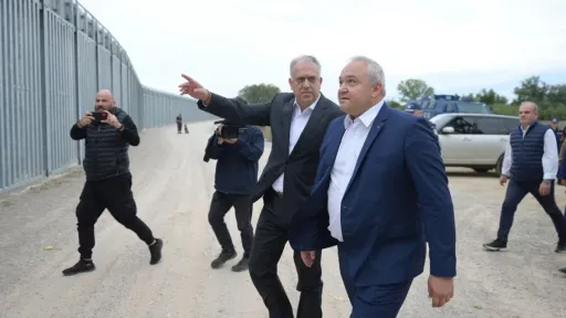 Greek, Bulgarian security ministers visit border fence at Poros, in Evros