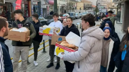 ITB Youth Branch deliver Turkish pita to Turkish minority shopkeepers due to Mirac Night