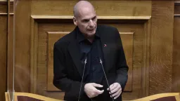 Lawmaker Varoufakis attacked in Exarchia, has nose broken