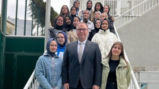 Xanthi Young Muftate Girls team pay visit to Consul General
