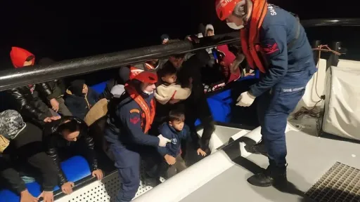 Türkiye rescues 135 refugees illegally pushed back by Greece