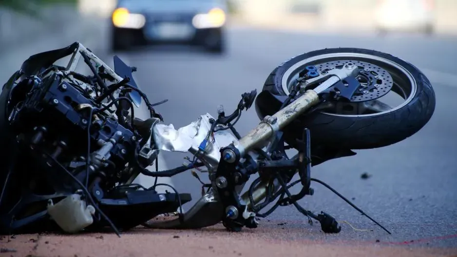 Fatal motorcycle incident: rider collides with pole, dies at scene ...