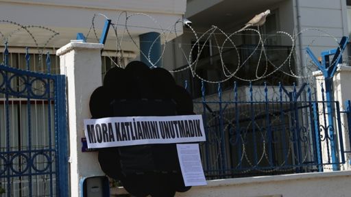 A black wreath laid at the Greek Consulate in Edirne